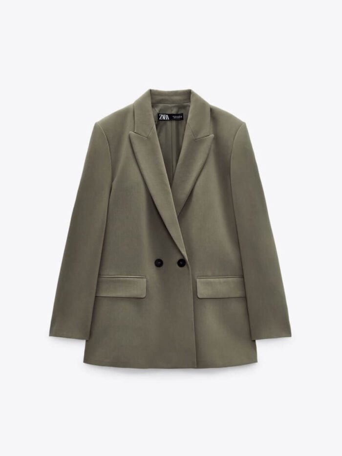 Sobretudo com gola cascata e botões duplos